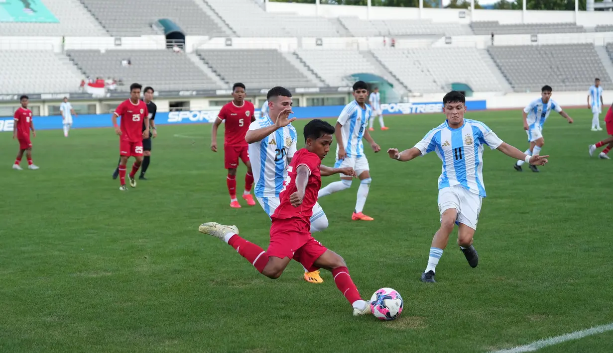 Pemain Timnas Indonesia U-19, Marselinus Ama Ola (tengah) berusaha menghalau bola dari ancaman dua pemain  Argentina U-19, Tomas Bernardoni (kiri) dan Mauricio Ponce pada laga pertama Turnamen Seoul Earth on Us Cup 2024 di Stadion Mokdong, Seoul, Korea Selatan, Rabu (28/8/2024). (Dok. PSSI)