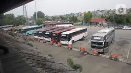 Sejumlah bus terparkir di Terminal Kampung Rambutan, Jakarta, Rabu (19/5/2021). Penumpang yang baru tiba dan yang akan berangkat dari Terminal Kampung Rambutan dilakukan tes swab antigen maupun GeNose. (Liputan6.com/Johan Tallo)