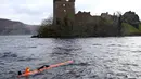 Robot Munin saat menyelami Danau Loch Ness, Skotlandia, Inggris, Rabu (13/4). Robot ini nantinya akan menyelami daerah danau untuk menemukan mahluk mitos Skotlandia yang katanya tinggal di danau tersebut.(REUTERS / Russell Cheyne) 