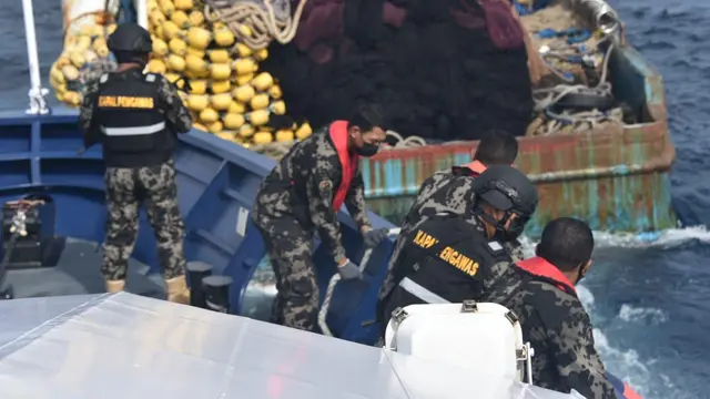 Operasi Kapal Pengawas Perikanan di Laut Sulawesi berhasil menangkap dua kapal pelaku illegal fishing berbendera Filipina. (handout: KKP)