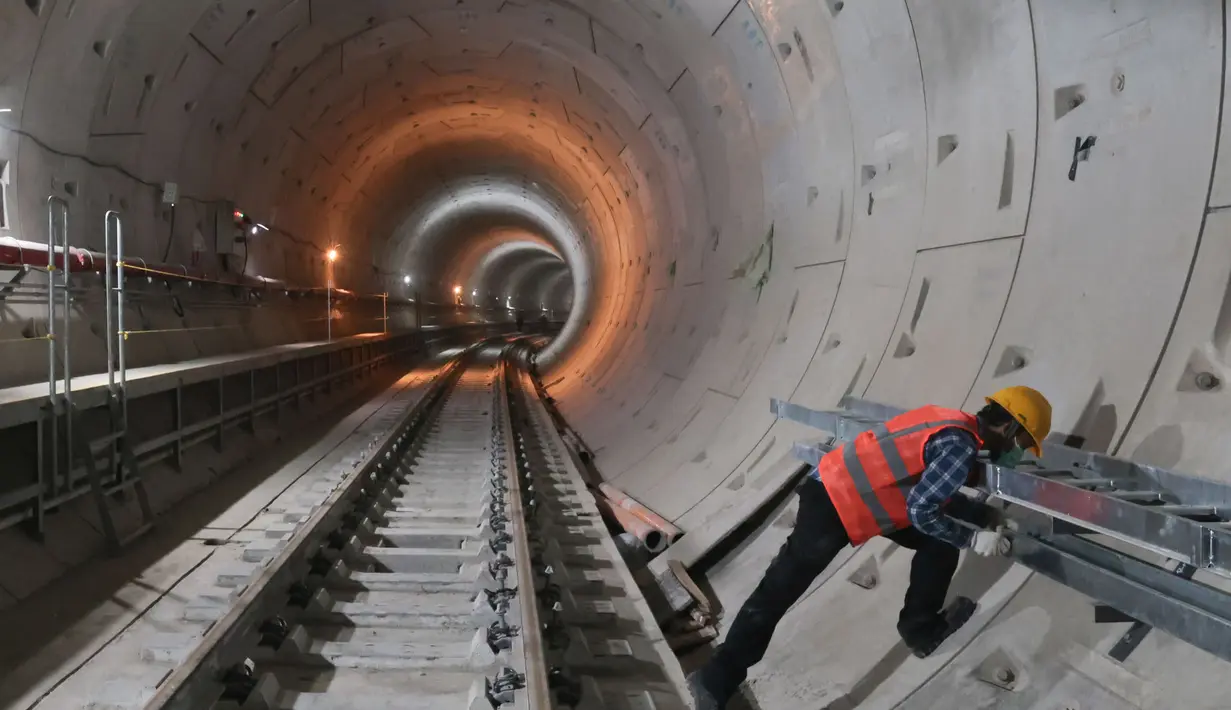 Pekerja menyelesaikan proyek pembangunan MRT Jakarta Fase 2A di Stasiun MRT Monas, Jakarta, Rabu (22/07/2026). (KLY/ Budy Santoso)
