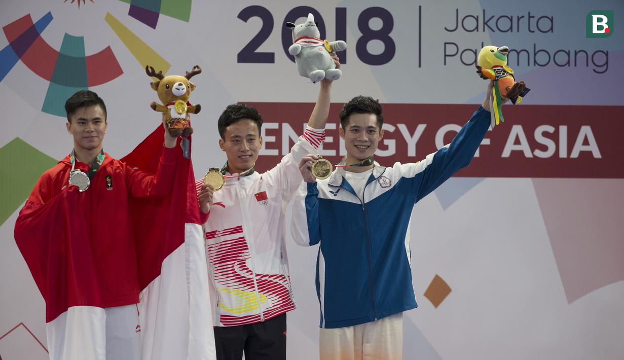 Atlet Wushu, Edgar Xavier, melakukan selebrasi usai meraih medali perak pada nomor Cangquan putra Asian Games di JIExpo, Jakarta, Minggu, (19/8/2018). Edgar Xavier berhasil meraih perak dengan angka 9.72. (Bola.com/Vitalis Yogi Trisna)