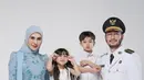 Tak hanya itu saja, Syahnaz juga menambah kesmepurnaan gaya pada kain yang digunakan dengan sentuhan warna yang senada.  [Foto: Instagram/ Syahnaz Sadiqah]