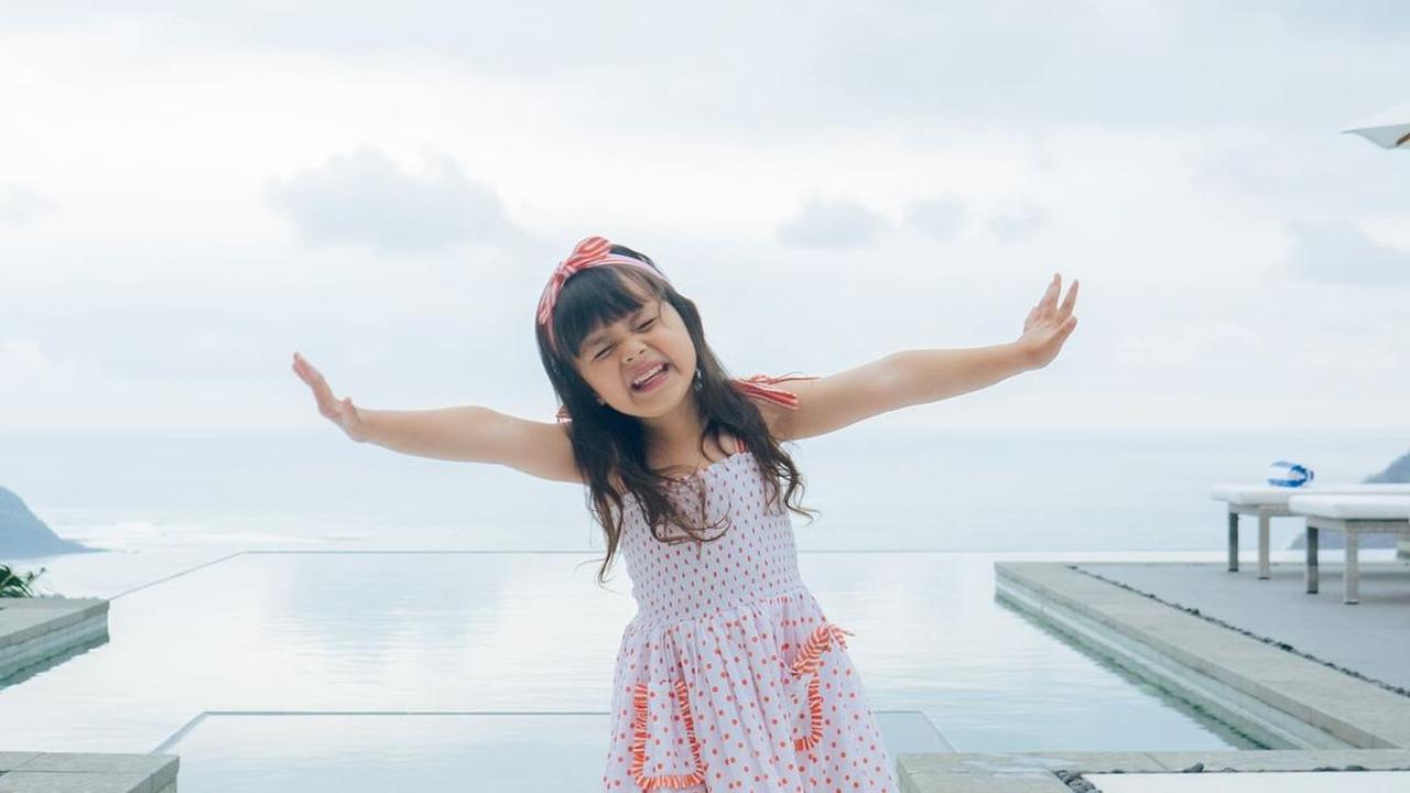 Potret Gemas dan Lucunya Chloe, Anak Asmirandah yang Sudah Pintar Pose