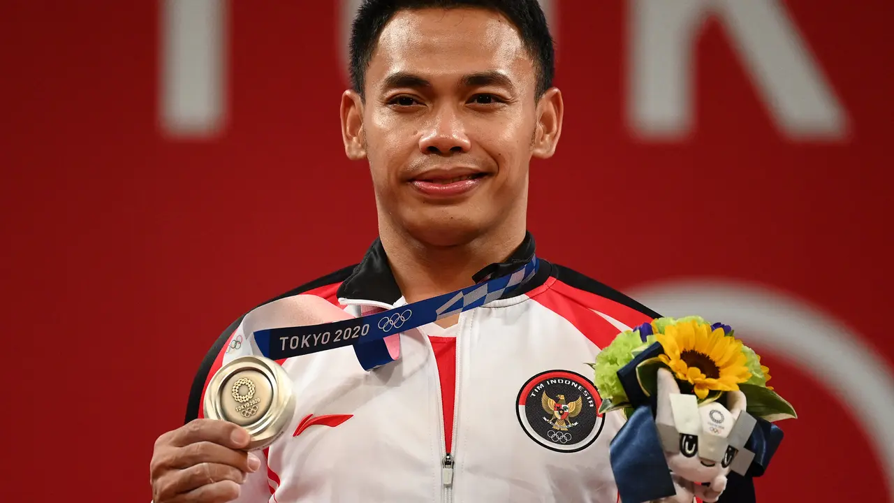 Lifter Indonesia, Eko Yuli Irawan meraih medali perak di Olimpiade Tokyo cabor angkat besi.