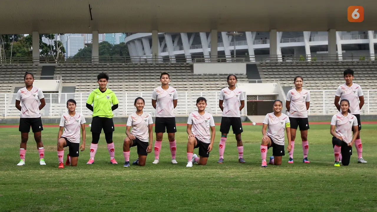Foto: Disaksikan Langsung Ketua Umum PSSI, Timnas Wanita Indonesia Gelar Pertandingan Uji Coba Melawan Tim Putri Persib Bandung