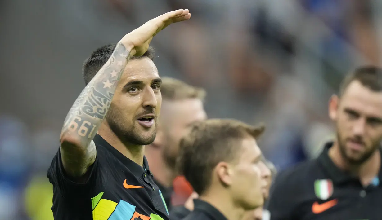 Inter Milan unggul 4-0 di menit ke-54. Lagi-lagi sapuan yang tidak sempurna para pemain belakang Bologna jadi biang keladi dan berhasil dimanfaatkan Matias Vecino untuk merobek gawang Bologna. (AP/Luca Bruno)