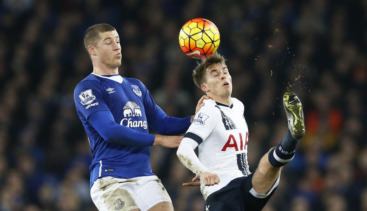 Pemain Tottenham, Tom Carroll berebut bola dengan pemain Everton, Ross Barkley pada lanjutan Liga Premier Inggris di Stadion Goodison Park, Liverpool, Senin(4/1/2016) dini hari WIB. (Reuters/Carl Recine)