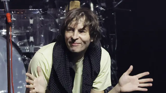 Thomas Mars penyanyi utama Phoenix, ayah dari Romy Croquet dan suami Sofia Capolla.