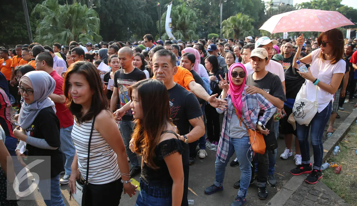 Ribuan penggemar Bon Jovi berbondong-bondong memasuki area Stadion Utama Gelora Bung Karno (SUGBK), untuk menyaksikan konser Bon Jovi, Jakarta, Jumat (11/9/2015). (Liputan6.com/Faizal Fanani)