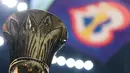 Trofi Piala Dunia Basket atau sering disebut Naismith Trophy saat dipajang pada peresmian Indonesia Arena pada Senin (07/08/2023) di Senayan, Jakarta. (Bola.com/Bagaskara Lazuardi)