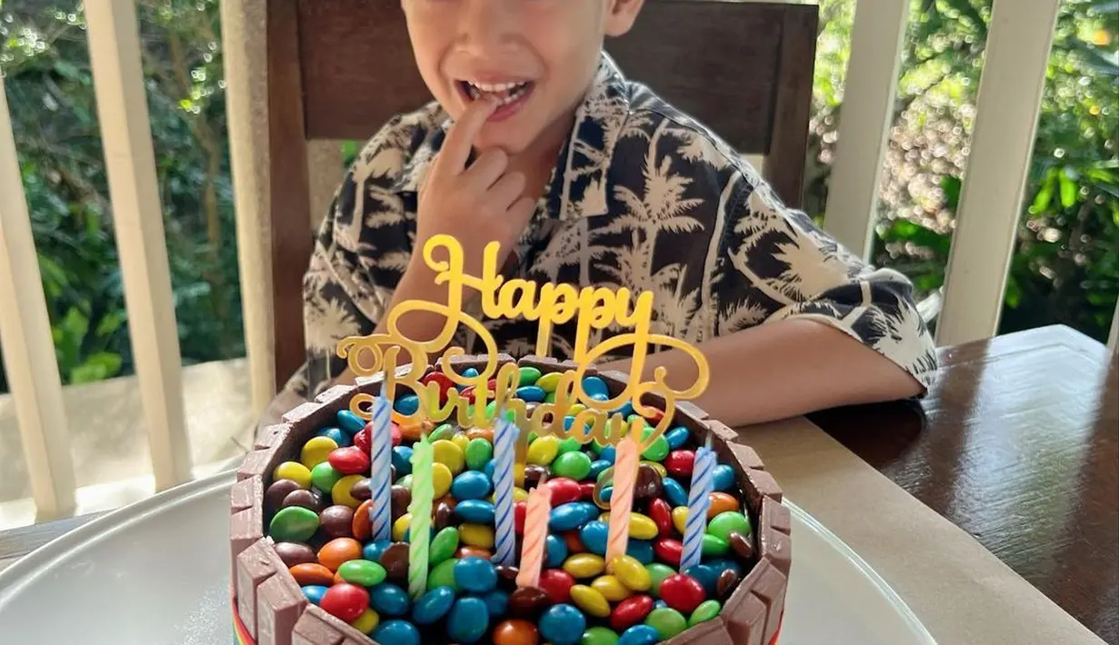 Momen tersebut terasa spesial karena bertepatan dengan ultah Kai. [Instagram.com/titi_kamall]