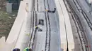 Pekerja memasang besi untuk rel proyek Light Rail Transit (LRT) Jabodebek di Jakarta, Minggu (12/8). Progres pembangunan proyek yang dimulai sejak 2015 tersebut sampai saat ini telah mencapai 41 persen. (Liputan6.com/Immanuel Antonius)