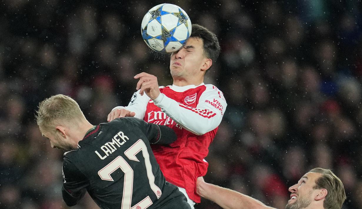 Pemain Arsenal, Martin Zubimendi berduel udara dengan pemain Bayern Munchen, Konrad Laimer dalam laga Liga Champions 2025/2026 di Emirates Stadium, London, Rabu (26/11/2025) waktu setempat. (AP Photo/Kin Cheung)