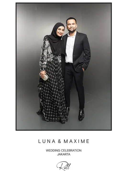 Shireen memadukan kesederhanaan dan keanggunan lewat maxi dress hitam dengan bordir floral putih dan aksen kotak-kotak kecil di bagian bawah, yang menambah tekstur tanpa membuatnya terlalu ramai. Teuku Wisnu hadir dengan jas hitam dan kemeja putih tanpa dasi—tampilan minimalis yang justru menegaskan kesan gentleman. [@shireensungkar].