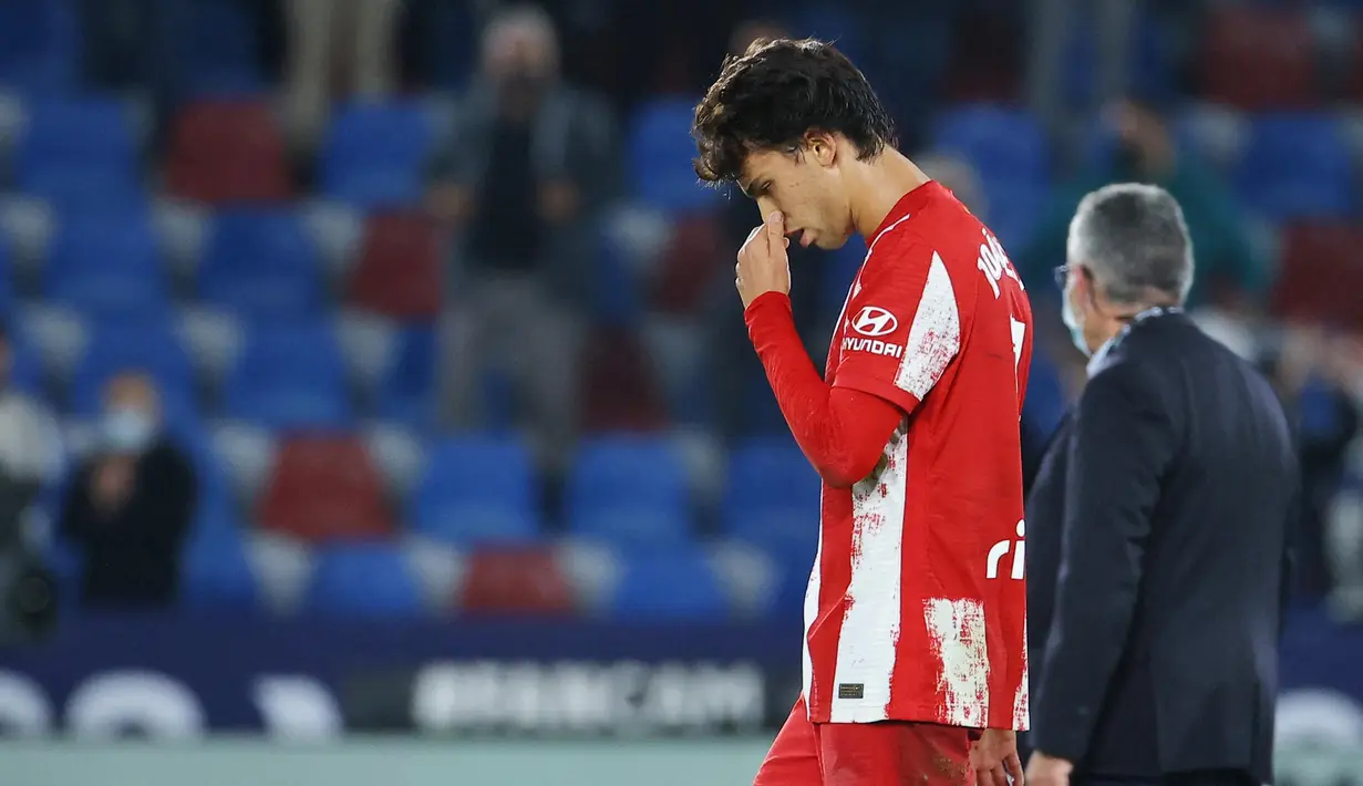 Joao Felix - Pemain muda asal Portugal masih tampil angin-anginan di Atletico Madrid. Di gadang-gadang bisa menjadi penerus Cristiano Ronaldo, Joao Felix nyatanya masih kesulitan mencetak gol dan berbicara banyak di kancah Liga Champions musim ini. (AFP/Jose Jordan)