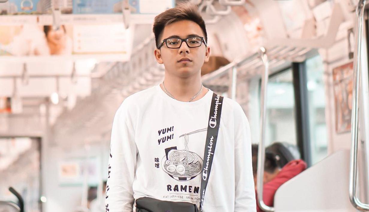 Pria asal Surabaya ini memang dikenal punya gaya busana yang kekinian. Di berbagai kesempatan, Brandon De Angelo kerap tampil dengan gaya kasual mengenakan kaus. Salah satu kaus yang ia sering pakai adalah berwarna putih. 
(Liputan6.com/IG/@brandon_lilhero)
