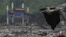 Hujan deras dan permukaan air yang tinggi di sungai-sungai di timur laut China mengancam kota-kota di hilir pada hari Jumat (4/8). (AP Photo/Ng Han Guan)