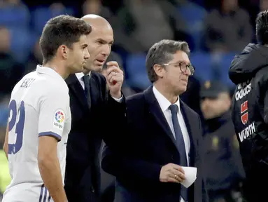 Pelatih Real Madrid, Zinedine Zidane (tengah) saat memberikan instruksi kepada anaknya Enzo (kiri) pada laga Copa Del Rey di Santiago Bernabeu stadium, Madrid, (30/11/2016). (EPA/Juanjo Martin)