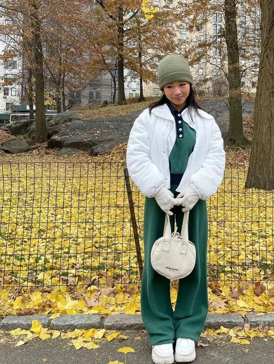 <p>one set berwarna hijau ini sangat ciamik dipadu padankan dengan jacket berwarna putih.&nbsp;(instagram/vannteyy)</p>
