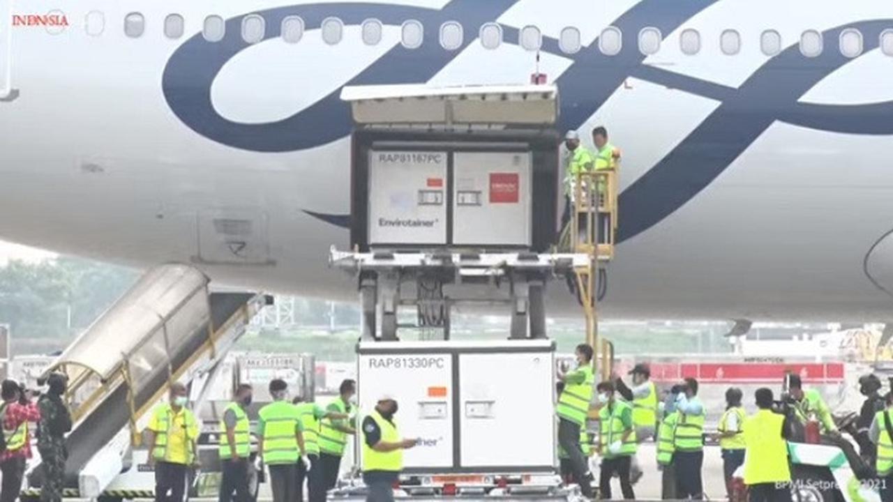 Vaksin COVID-19 Sinovac dalam bentuk bahan baku tiba di Indonesia pada Minggu (20/6/2021) (Tangkapan Layar Youtube Sekretariat Presiden)