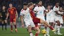 Pemain AS Roma, Dean Huijsen (tengah kanan) mencetak gol keempat timnya ke gawang Cagliari pada laga lanjutan Liga Italia 2023/2024 di Olympic Stadium, Roma, Italia, Selasa (06/02/2024) dini hari WIB. (AP Photo/Andrew Medichini)