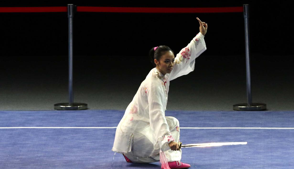 Lindswell Kwok saat beraksi di nomor taijijian. (Bola.com/Arief Bagus)