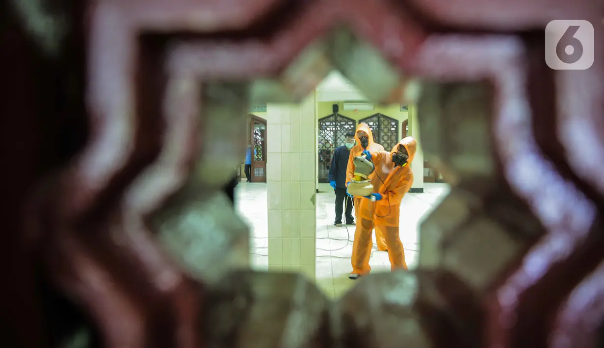 Petugas menyemprotkan cairan disinfektan di Mesjid Pangeran Diponegoro, Taman Mini Indonesia Indah, Jakarta, Rabu (18/3/2020). Penyemprotan tersebut dilakukan untuk antisipasi dan pencegahan penyebaran virus corona atau COVID-19 di lingkungan tempat peribadatan TMII. (Liputan6.com/Faizal Fanani)