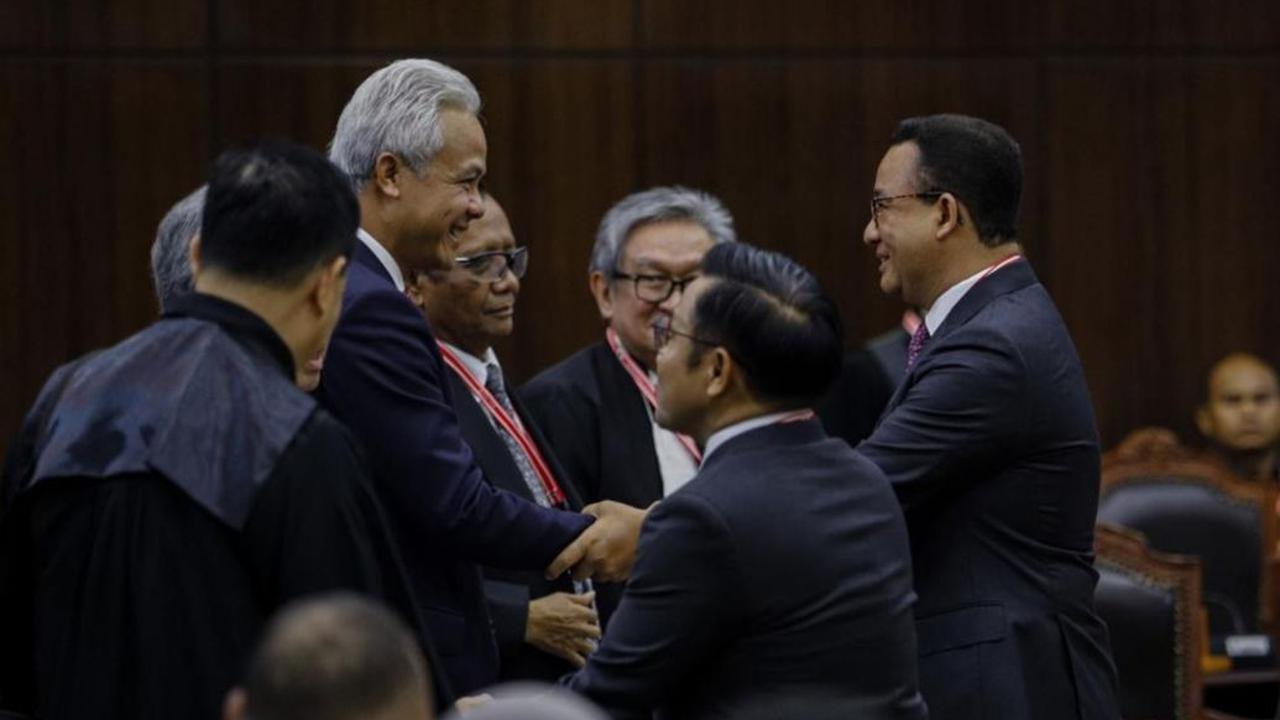 Namun Ganjar bersama calon wakil presiden (cawapres) nomor urut 3, Mahfud MD menerima putusan MK yang menolak gugatannya tersebut.