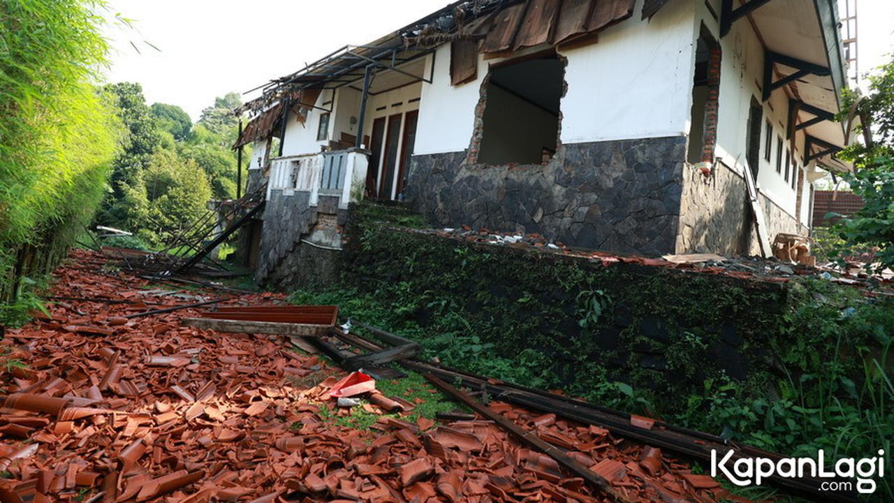9 Potret Rumah Atalarik Syach yang Dieksekusi Aparat, Dinding Rumah Jebol dan Genteng Hancur
