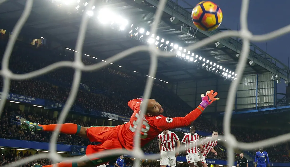 Kiper Stoke City, Lee Grant tak mampu membendung sepakan pemain Chelsea, Willian yang berbuah gol pada laga Premier League di Stamford Bridge, (31//12/2016). Chelsea menang 4-2.   (Reuters/Eddie Keogh)