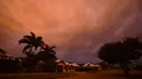 Awan badai berkumpul di kota Ayr di utara Queensland sebelum terjadi Topan Debbie, Australia (27/3). Lebih dari 3.500 warga Australia telah dievakuasi menyusul bergeraknya Topan Debbie yang menuju pesisir Queensland. (AFP/Peter Parks)