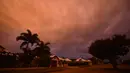 Awan badai berkumpul di kota Ayr di utara Queensland sebelum terjadi Topan Debbie, Australia (27/3). Lebih dari 3.500 warga Australia telah dievakuasi menyusul bergeraknya Topan Debbie yang menuju pesisir Queensland. (AFP/Peter Parks)