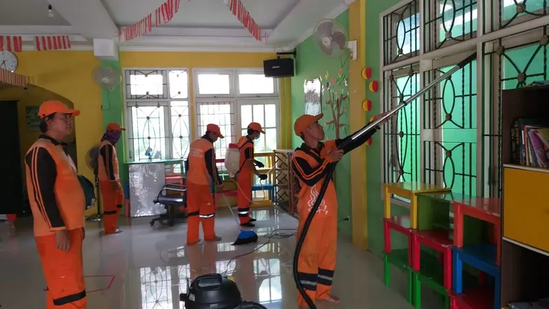 Personel PPSU membersihkan ruang belajar di Taman Belajar Asmaul Husna, Petukangan Utara dengan cairan disinfektan dan alat pembersih ruangan. (Liputan6.com/Luqman Rimadi)