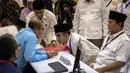 Ketum Partai Gerindra Prabowo Subianto saat menyerahkan berkas di Kantor KPU, Jakarta, Sabtu (14/10). Kedatangan Prabowo Subianto tersebut untuk mengantar langsung berkas pendaftaran peserta Pemilihan Umum Tahun 2019. (Liputan6.com/Faizal Fanani)