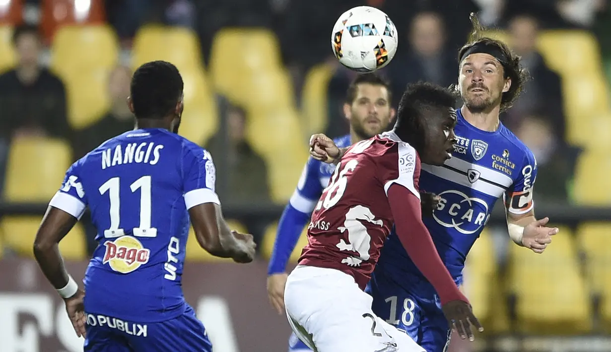 Lenny Nangis merupakan pesepakbola asal Prancis. Namun karena gagal menembus timnas Prancis, Nangis kini memilih memperkuat timnas Guadeloupe. Dia melakukan debut tahun 2018. (Foto: AFP/Jean Christophe Verhaegen)