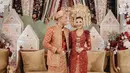 Usung adat Minang untuk resepsi, Sheila Dara tampil glamor mengenakan kebaya minang panjang warna merah, lengkap dengan suntiang emasnya. [@morden.co]