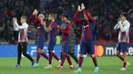 Para pemain Barcelona merayakan akhir duel matchday 5 Grup H Liga Champions 2023/2024 melawan Porto di Stadion Montjuic pada Rabu (29/11) dinihari WIB. (LLUIS GENE / AFP)