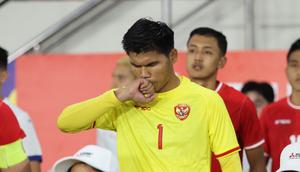 Kiper&nbsp;Timnas Indonesia, Cahya Supriadi bersiap saat melawan Filipina pada laga Grup B Piala AFF 2024 yang berlangsung di Stadion Manahan, Solo, Jawa Tengah, Sabtu (21/12/2024). (Bola.com/Abdul Aziz)
