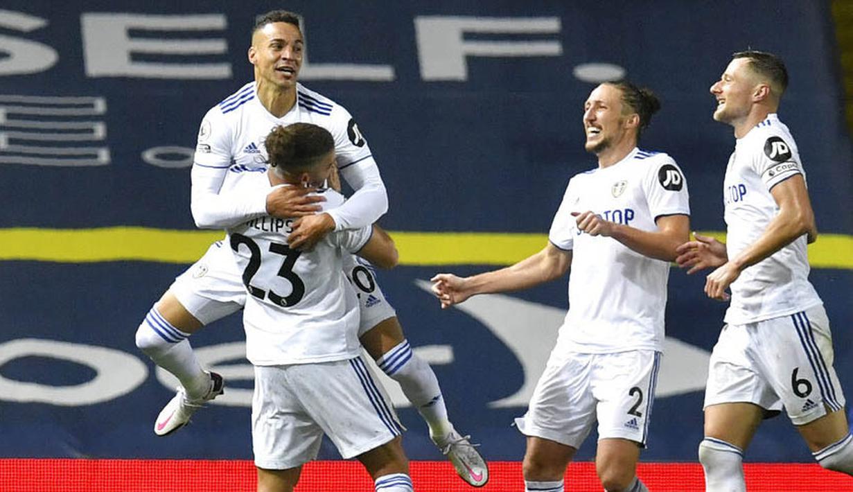 Para pemain Leeds United merayakan gol yang dicetak oleh Rodrigo ke gawang Manchester City pada laga Liga Inggris di Stadion Elland Road, Sabtu (3/10/2020). Kedua tim bermain imbang 1-1. (Paul Ellis/Pool via AP)