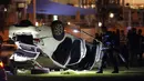 <p>Polisi dan layanan darurat bekerja di sekitar mobil yang terlibat dalam serangan di Tel Aviv, Israel, Jumat (7/4/2023). Polisi Israel mengatakan sebuah mobil menabrak sekelompok orang dekat taman pantai yang populer sebelum terbalik. (AP Photo/Ariel Schalit)</p>