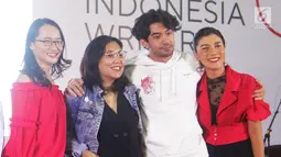 Reza Rahadian, Gina S. Noer, dan Jenny Jusuf foto bersama usai talkshow bertajuk ‘Ngobrolin Produksi Film Indonesia’ selama Indonesia Writers Festival 2019 di UMN, Tangerang (7/9/2019). Menurut Reza, tolak ukur sebuah film yang sukses tidak hanya dari jumlah penonton saja.  (Liputan6.com/Marsa Aulia