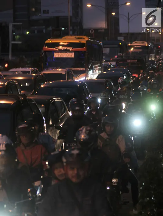 Pemudik sepeda motor memadati Jalur Kalimalang, Bekasi, Jawa Barat, Rabu (13/6) pagi. Kendaraan pemudik yang didominasi roda dua saling berhimpitan di tengah barang bawaan masing-masing. (Merdeka.com/Iqbal S. Nugroho)