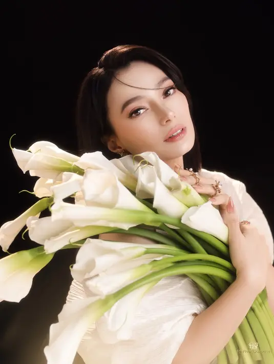 Rambut panjang Asmirandah digerai rapi yang menambah aura bidadari [@fdphotography90]