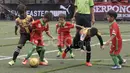 Pemain CISS (merah) berebut bola dengan pemain ATKL Tigers dalam laga U-8 Serpong City International Soccer Tournament di Sabnani Park, Tangerang Selatan. Sabtu (3/12/2016). (Bola.com/Arief Bagus)