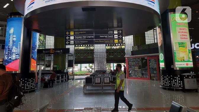 Petugas melintasi ruang tunggu keberangkatan Stasiun Gambir, Jakarta, Jumat (27/3/2020). PT Kereta Api Indonesia (Persero) membatalkan sejumlah jadwal perjalanan menyusul meluasnya penyebaran virus corona, pembatalan itu dilakukan mulai 26 Maret 2020. (Liputan6.com/Helmi Fithriansyah)