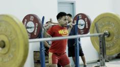 Atlet angkat besi, Eko Yuli Irawan, saat sesi latihan di Pelatnas angkat besi, Jakarta, Rabu (21/3/2018). Eko Yuli Irawan bertekad ingin memecahkan rekor pribadi di Asian Games 2018. (Bola.com/M Iqbal Ichsan)