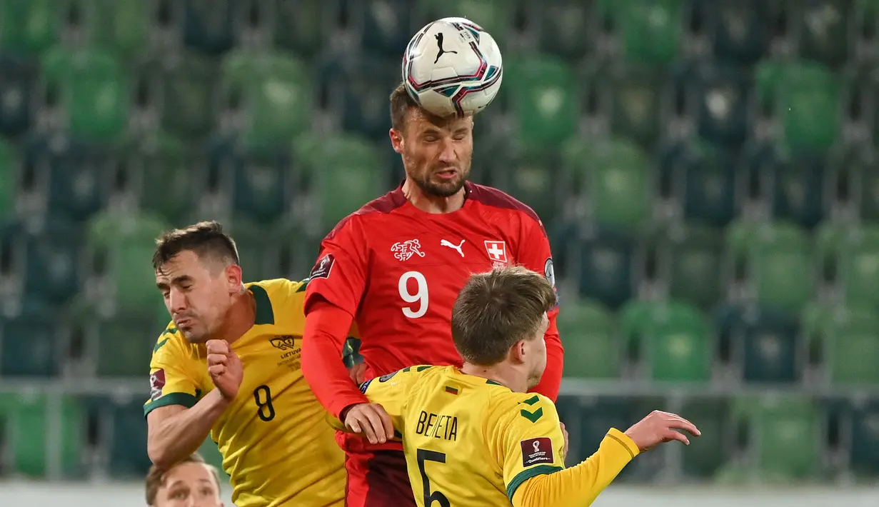 Haris Seferovic. Pemain berusia 29 tahun ini adalah striker tertajam Timnas Swiss saat ini dengan 29 gol. Bersama Benfica di musim ini, dirinya menjadi runner top skor di Liga Portugal dengan 22 gokl, berselisih 1 gol dengan Pedro Goncalves, striker Sporting Lisbon. (Foto: AFP/Fabrice Coffrini)