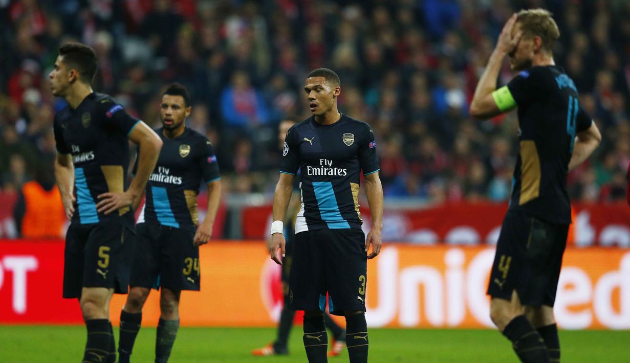 Para pemain Arsenal terlihat sedih usai kalah dari Bayern Munchen  pada lanjutan Liga Champion di Allianz Arena, Munich, Jerman, Kamis (5/11/15) dini hari. Bayern menang 5-1. (Reuters / Michael Dalder)