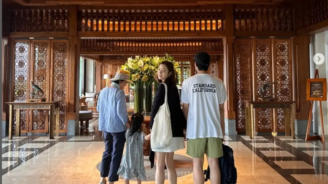 Liburan Bareng Keluarga di Kuta, Kang Sora Kenakan Pakaian Penari Bali dan Menyantap Sate Ayam